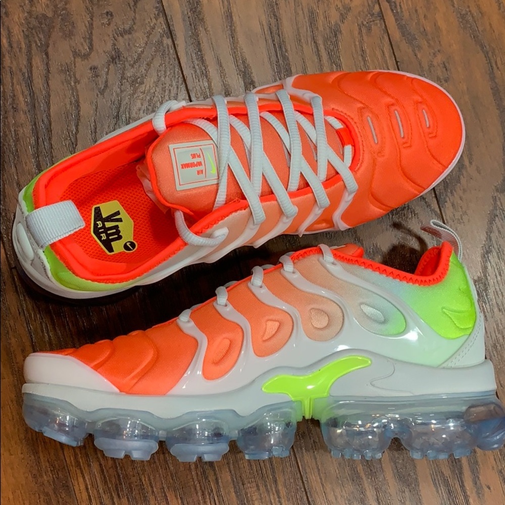 WMNS AIR VAPORMAX PLUS - Picture 5 of 16